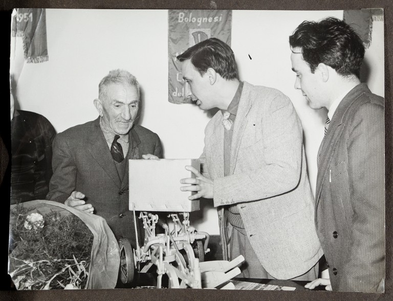 Sede bolognese del Partito Socialista Italiano (?), Alcide Cervi in visita riceve alcuni omaggi